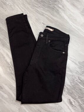 NWOT Levi’s: Size 26Wx28L
Women’s black, high-rise Levi’s